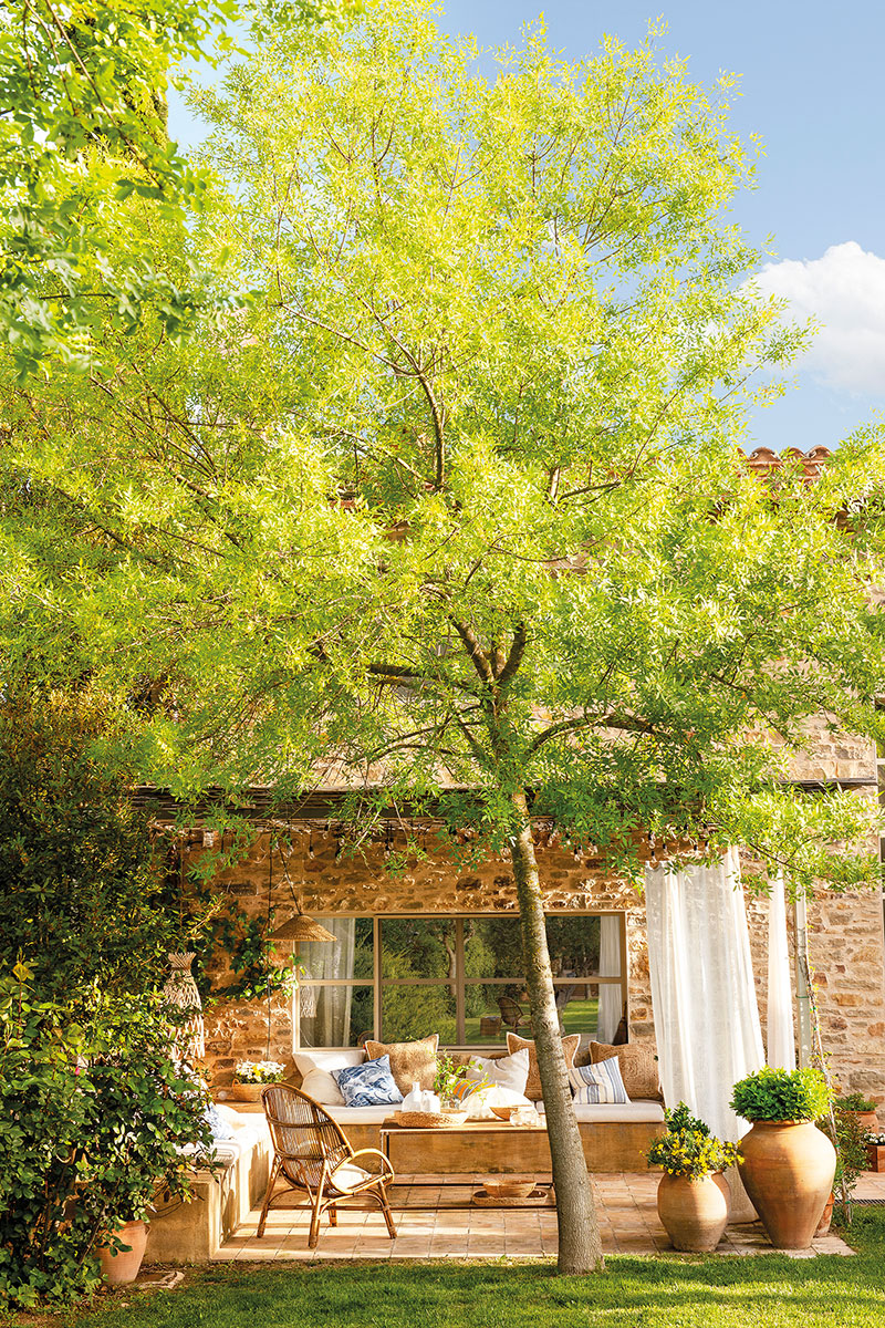 西班牙石屋 | 白色调与自然元素打造的清凉夏日空间-2