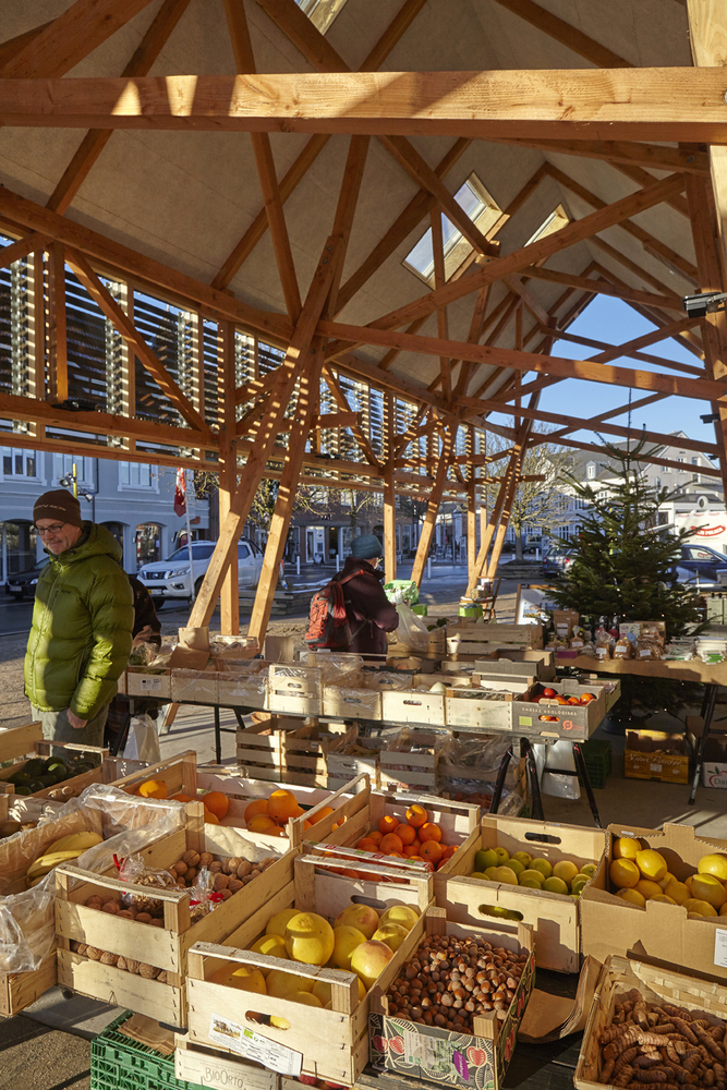 丹麦小镇的红色木质市场-42