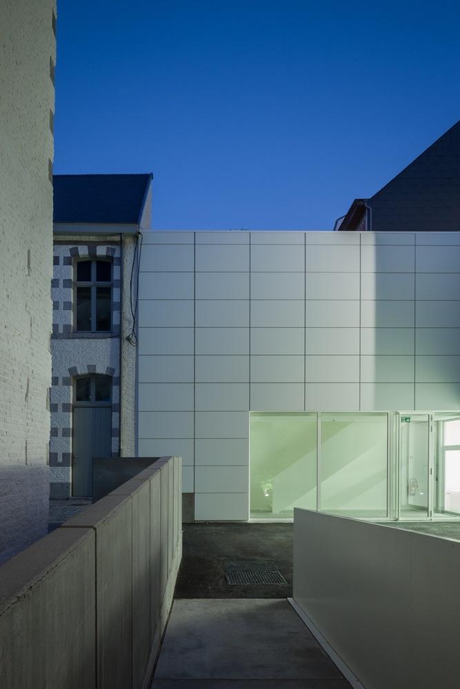 比利时十八世纪连栋住宅的现代翻新-27