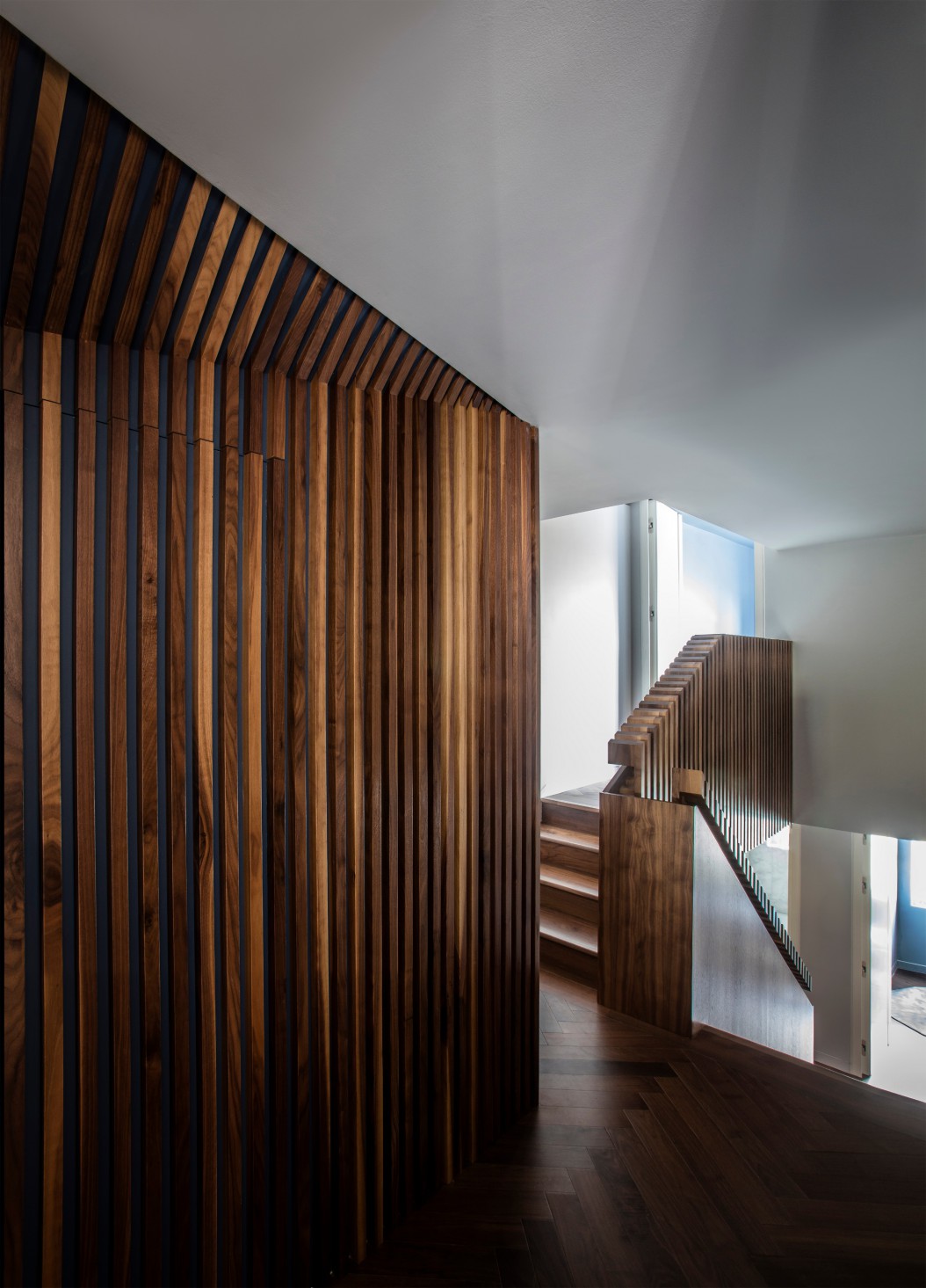 伦敦 DROO 豪华联排别墅 | 胡桃木与光影的艺术融合-5