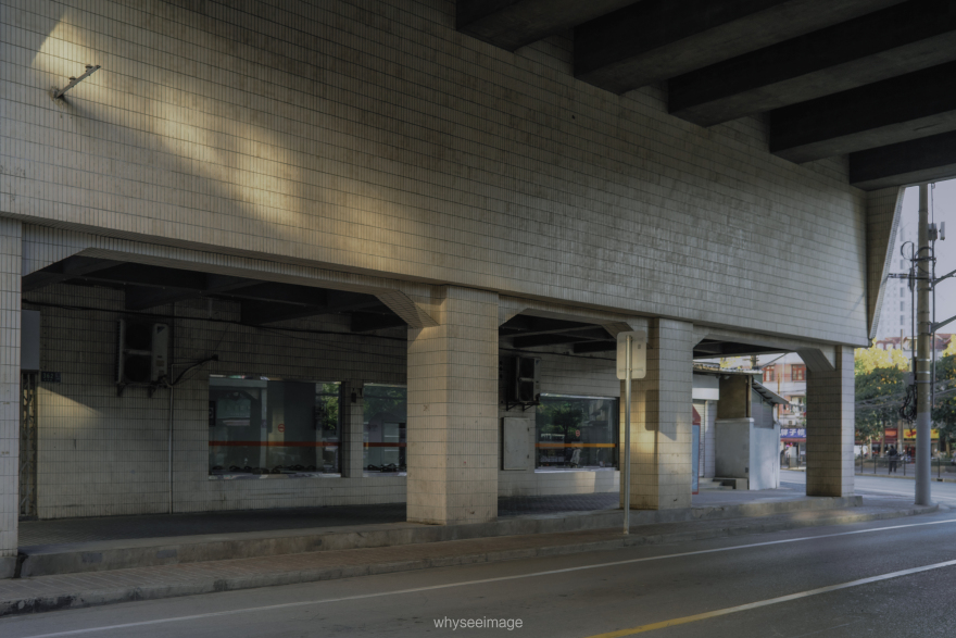 影子躺在地面上 · 不如回到街头丨中国上海丨whyseeimage-15