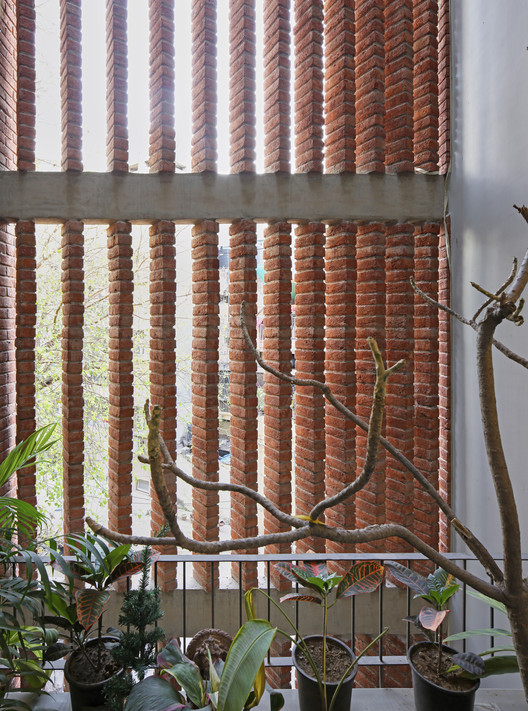 砖墙面纱 · 新德里拥挤社区中的宁静绿洲-18