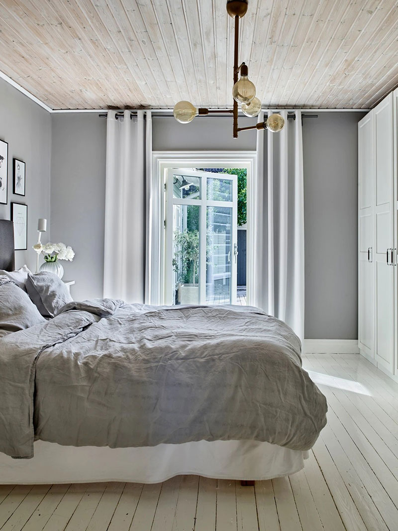 瑞典年轻家庭打造白色夏日小屋，自然与现代的完美融合-15