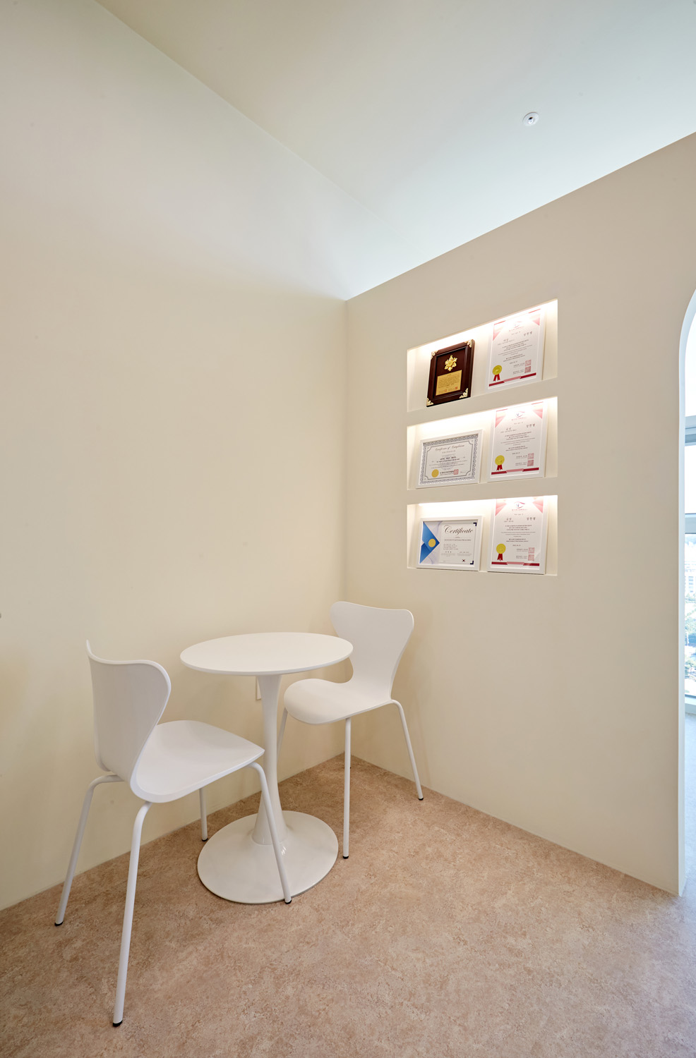 白色与混凝土的完美融合 | 9 坪小空间的精致室内设计-12