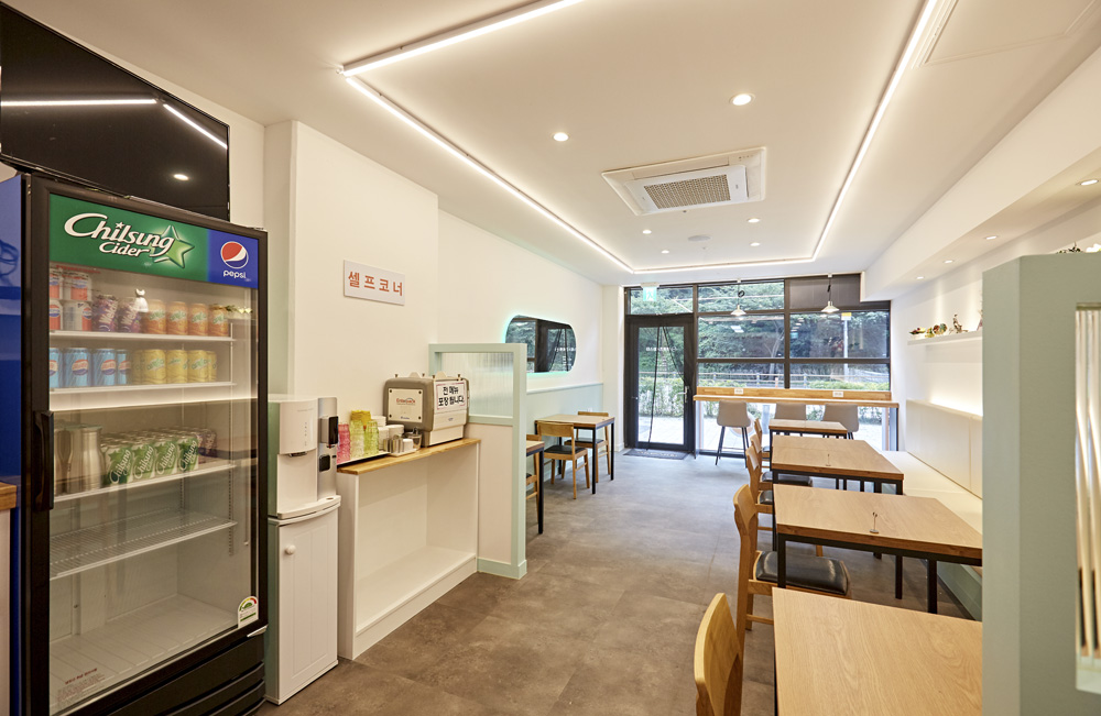 明亮简约的 15 平米快餐店室内设计-12