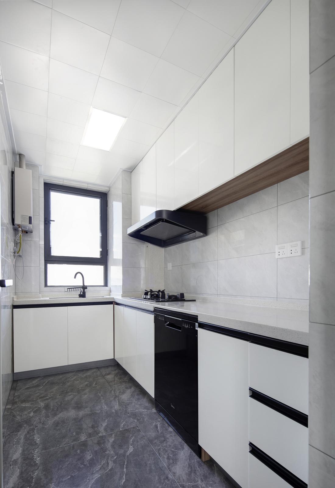 麻花辫胡茬的家-38