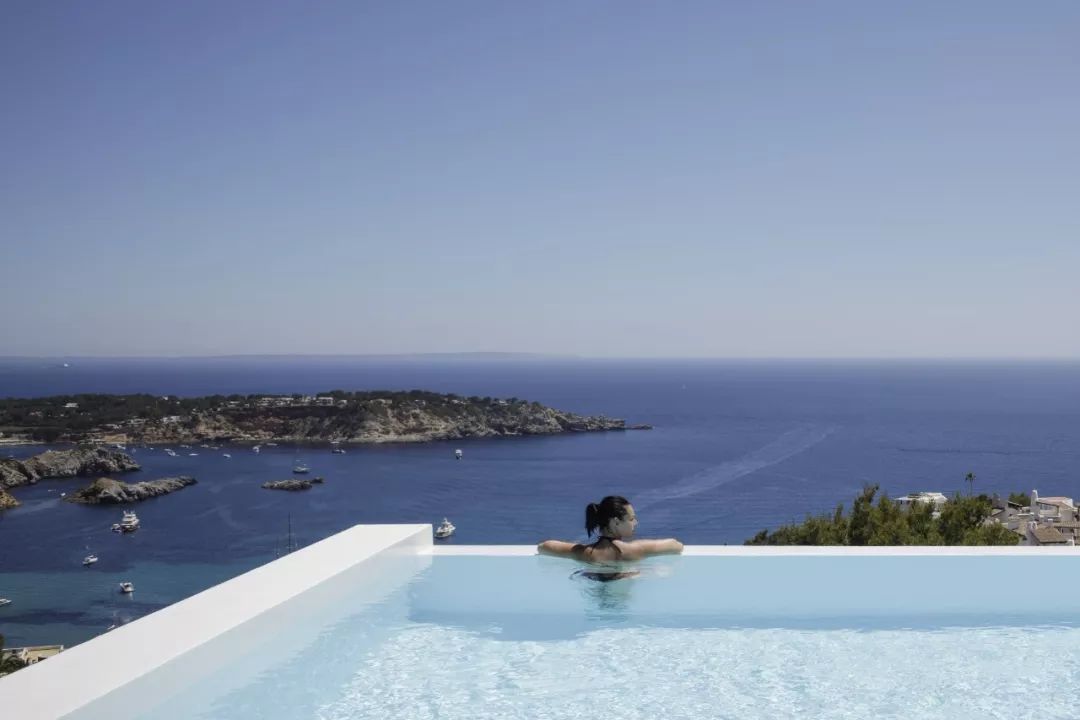 地中海风情的 Villa Mediterraneo | 几何结构与自然景观的完美融合-16