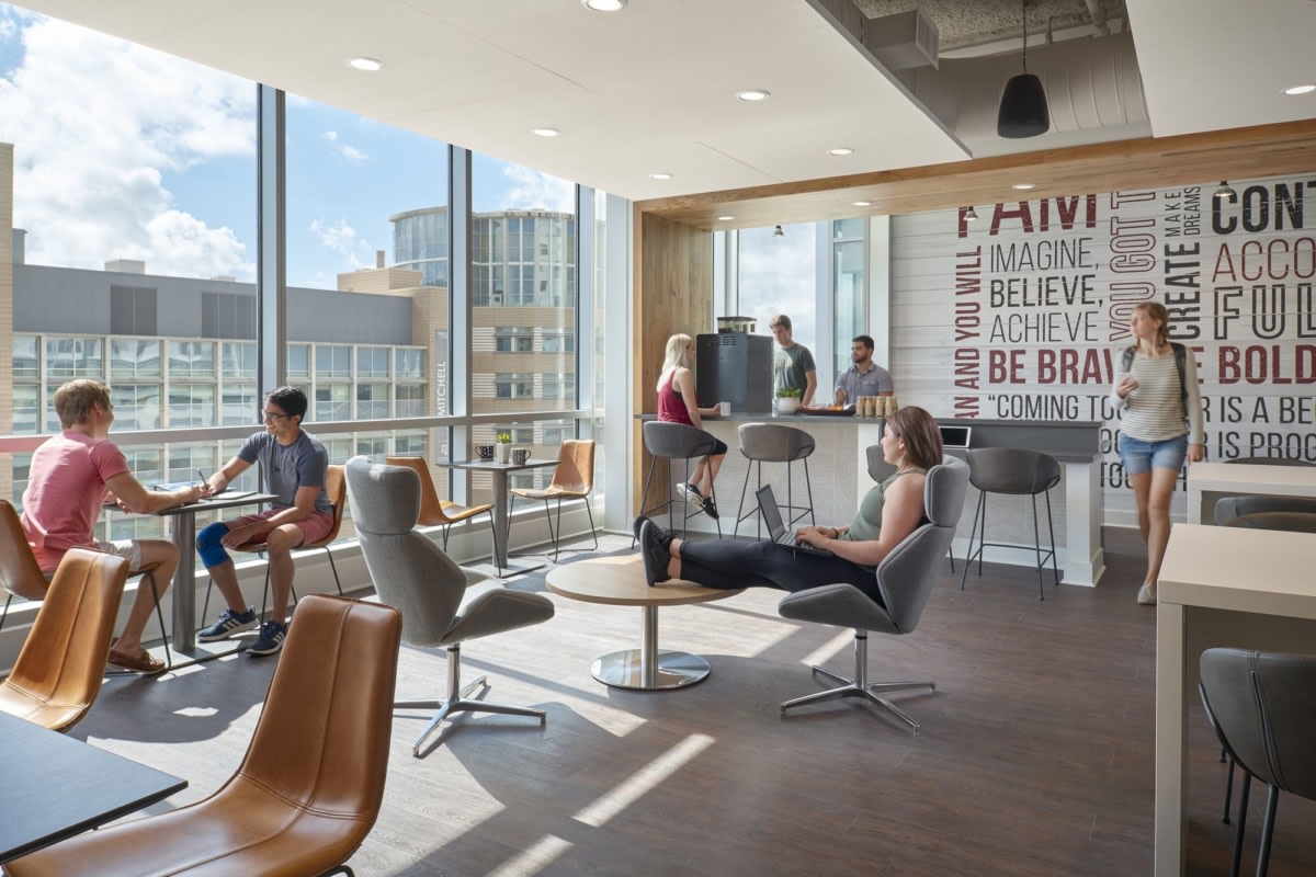 在大学站有志向-11