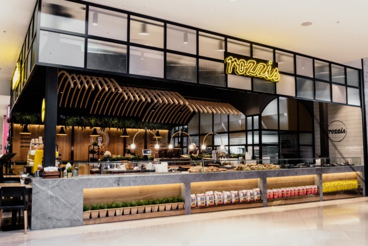 墨尔本 Rozzis 餐厅绿植环绕的现代花砖空间-12