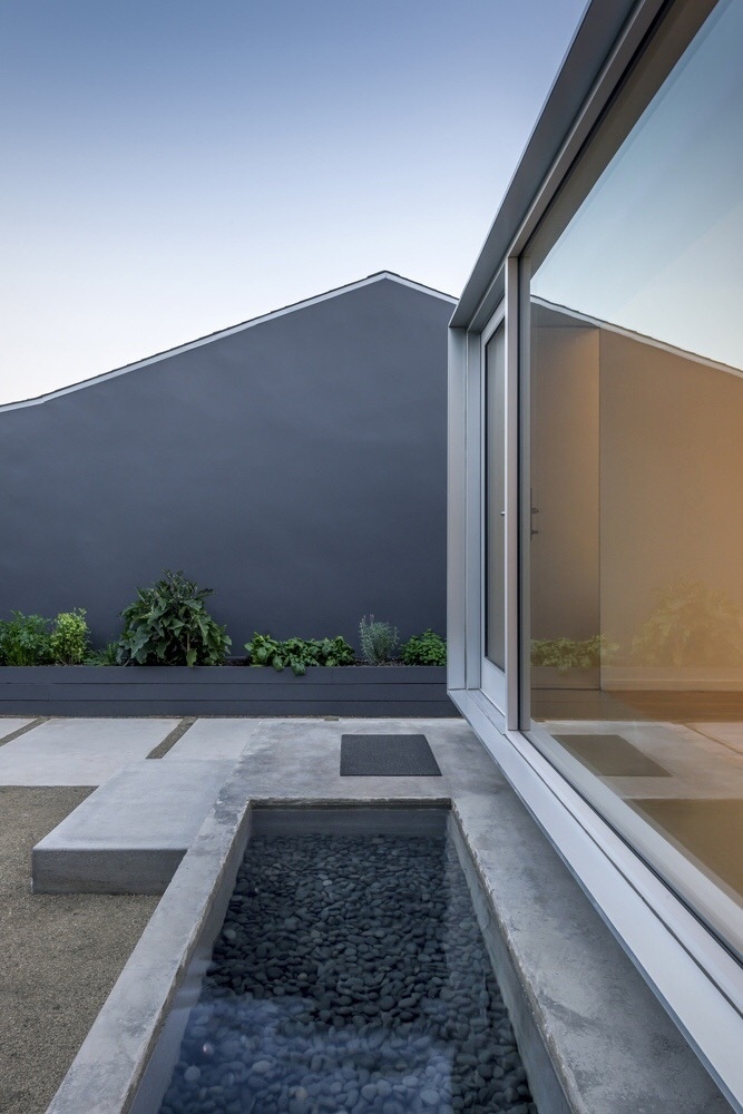 Дом с окном во двор（带庭院窗的房子）丨美国丨Edward Ogosta Architecture-19