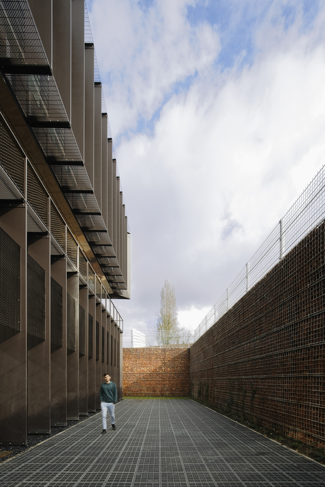 莱昂纳多·达·芬奇技术学院 · 模块化建筑的简约之美-45