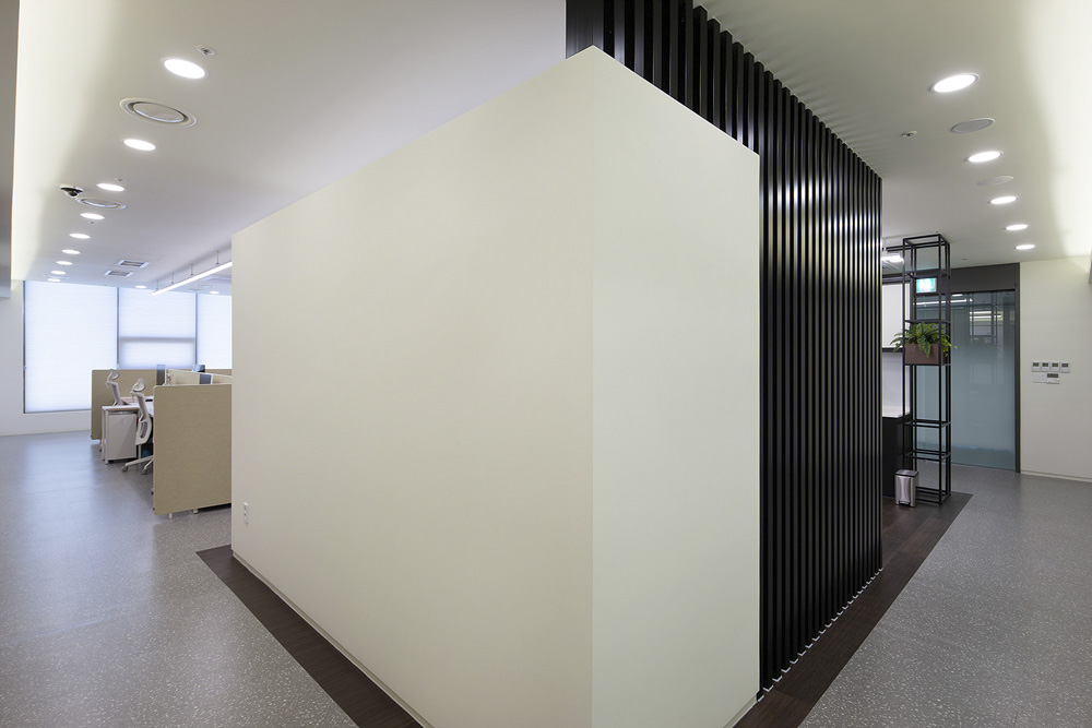 白色调打造 75 平米时尚办公空间-11