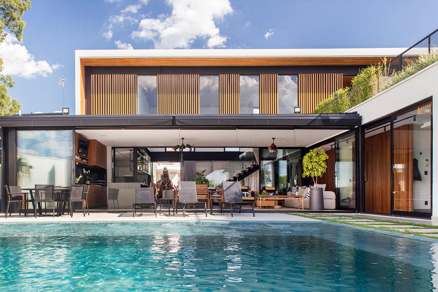 巴西 Jundiaí住宅 | 巧妙的体积交错设计-3