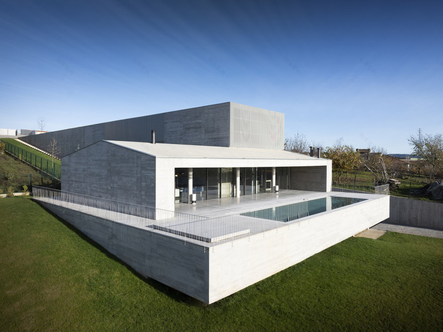 House in Vila Real / AZO. Sequeira Arquitectos Associados-24