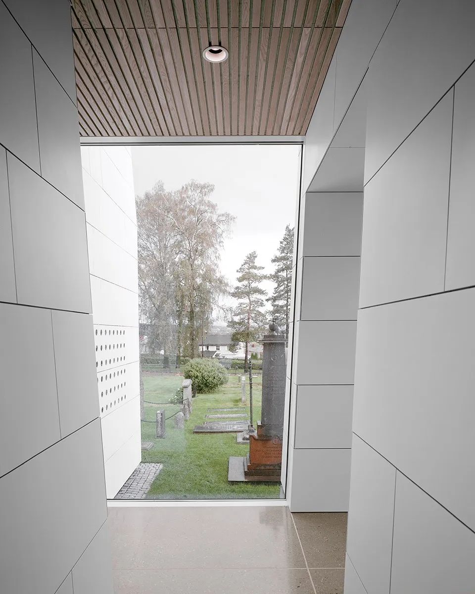 挪威波什格伦教堂 | 瓷质立面与橡木元素的有机结合-39