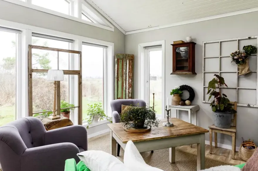 瑞典红屋 | 活力绿沙发点亮乡村时尚家居-12