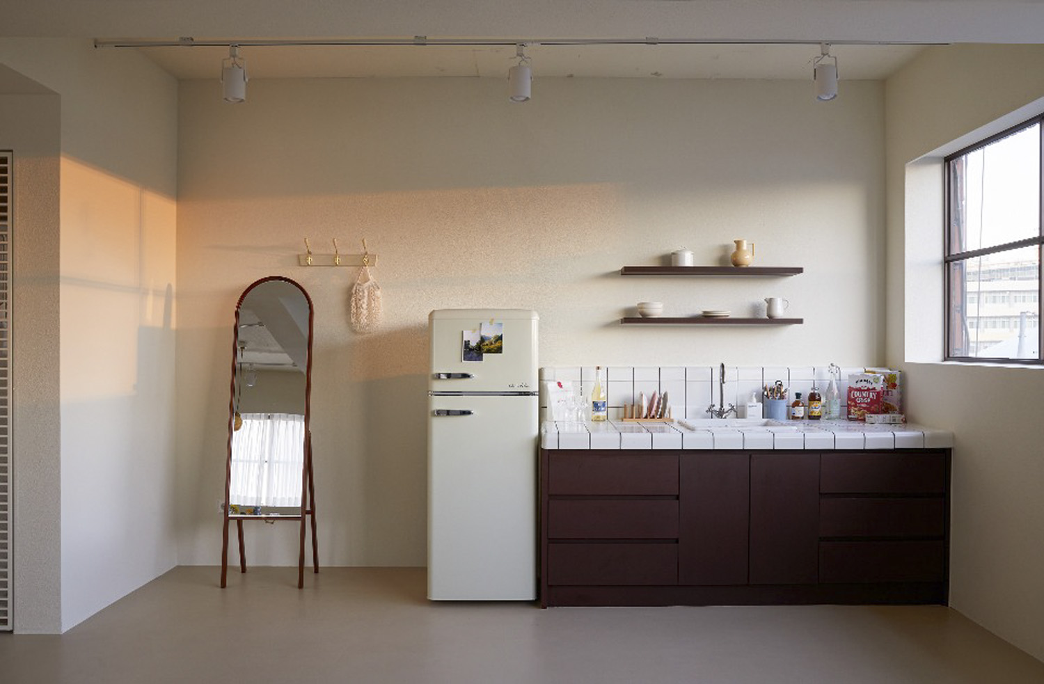 35 平简约设计工作室，展现白色与木纹之美-8