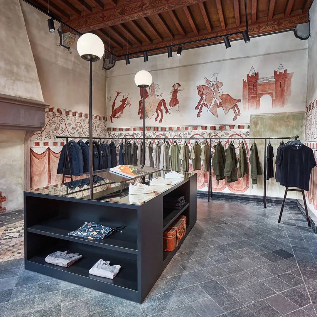 荷兰建筑师展示了如何在近1000年历史的古迹中融入零售空间-16