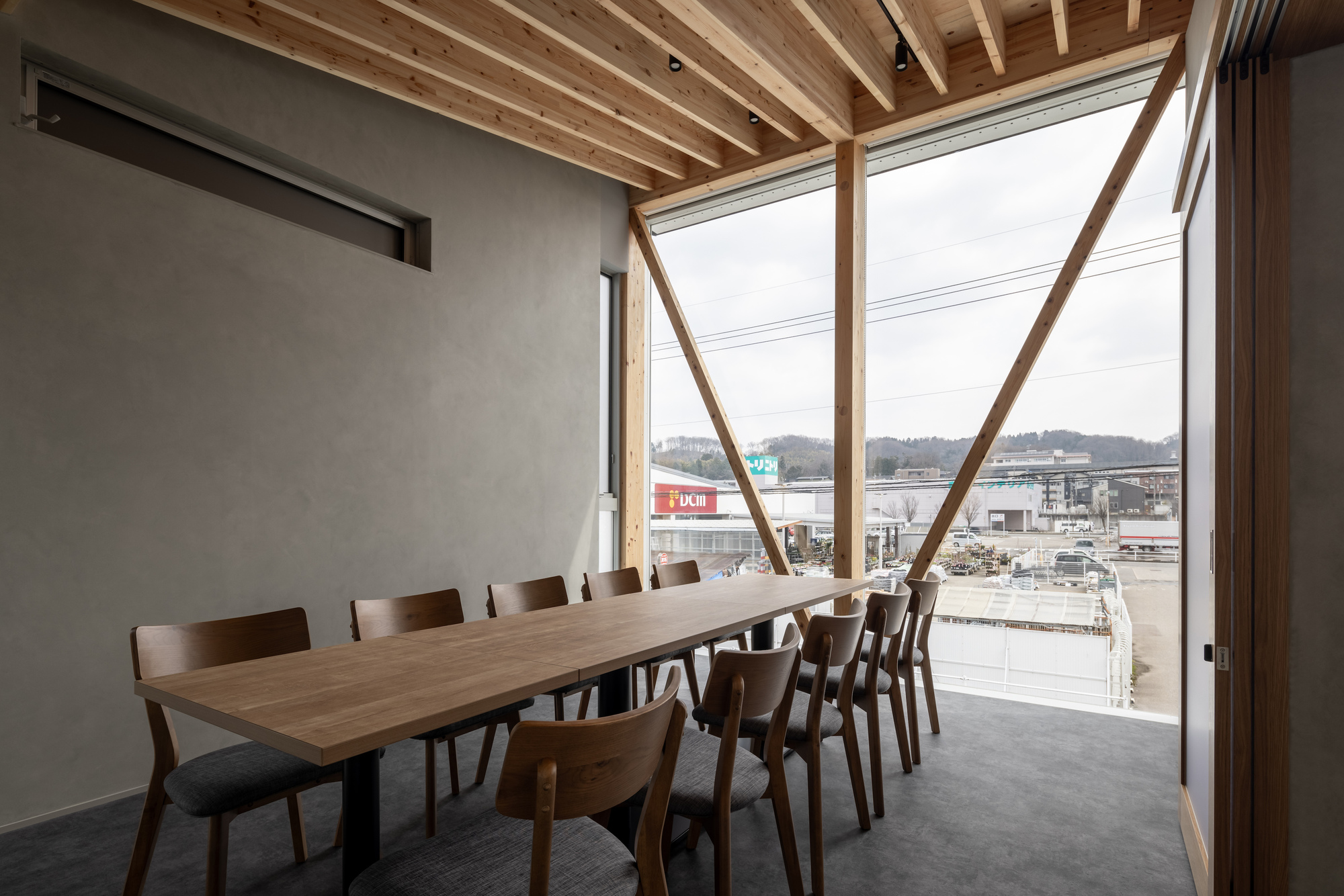 Café with a Large Tree in the Middle of Town  / Kazuto Nishi Architects + toitdesign-32