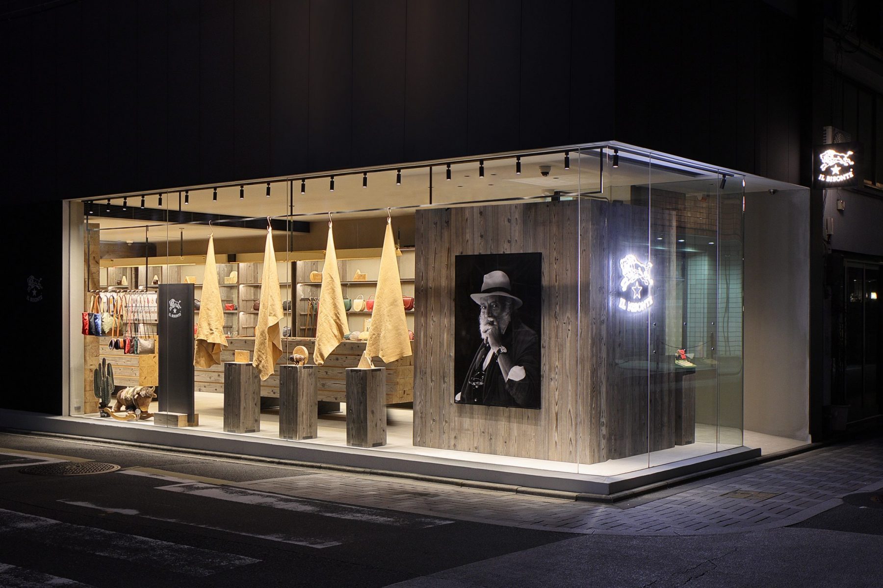 野牛京都三条店

注：IL BISONTE一般是品牌名，音译为野牛 ；KYOTO是京都；SANJO在日本地名里常指三条，这里推测是该品牌位于京都三条的门店相关表述 丨日本京都丨辻村久信氏-0