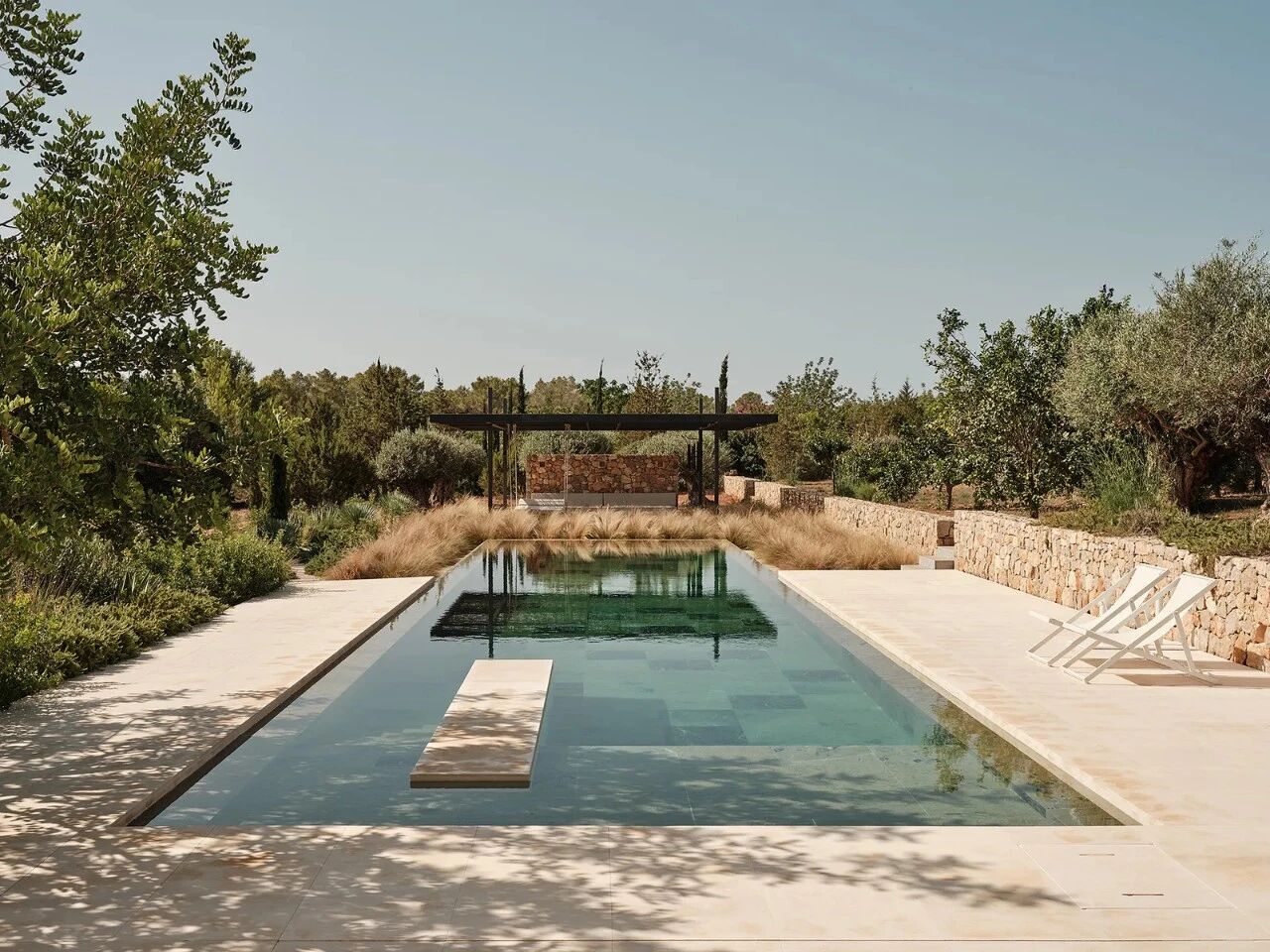 池畔松影·伊比萨山谷里的静心之所丨西班牙丨法裔伊朗建筑师帕斯卡尔·谢赫·贾瓦迪-37