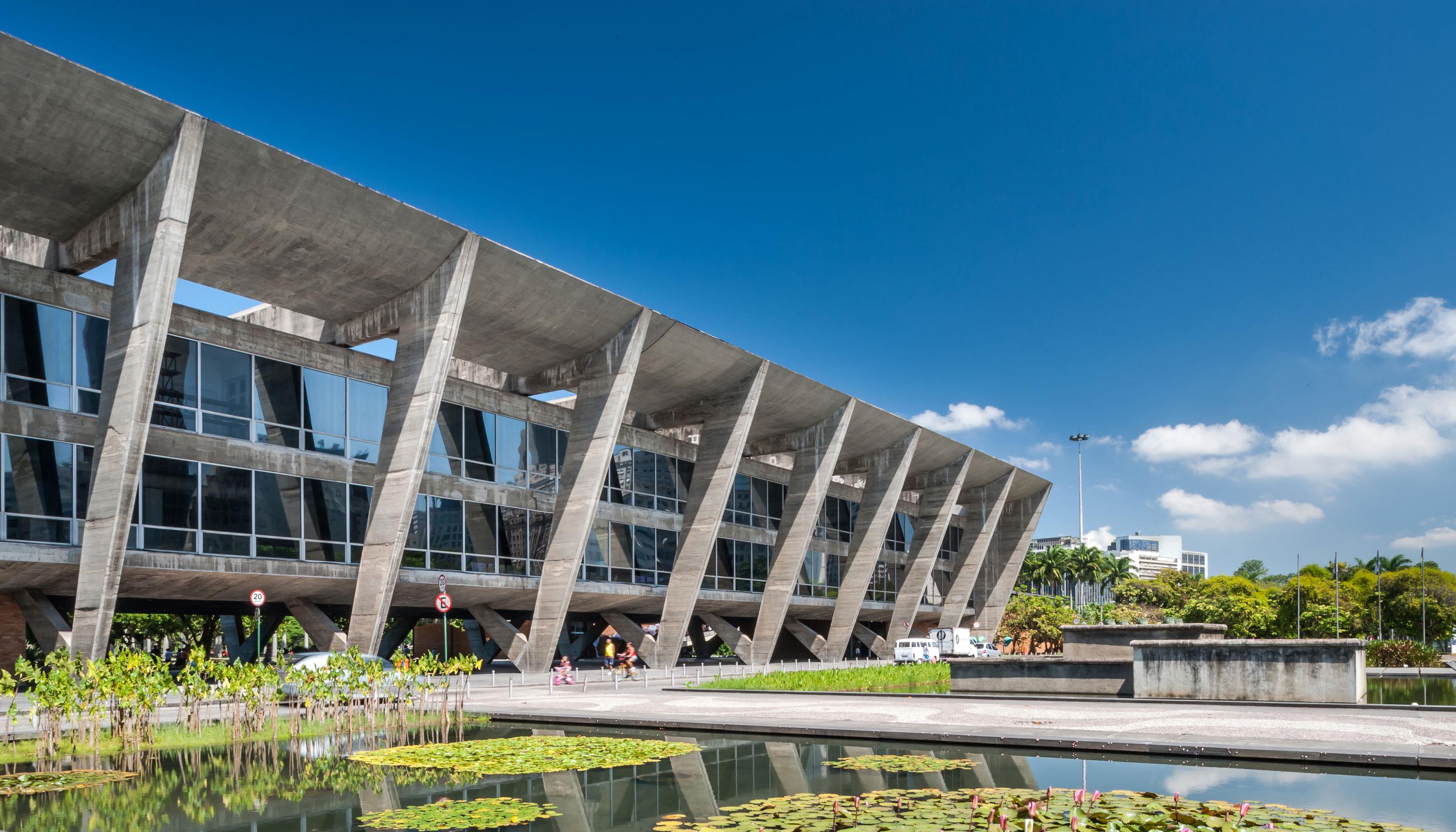 巴西里約熱內盧現代藝術博物館：建築大師 Affonso Eduardo Reidy 採V形柱列、懸吊樓板，打造現代主義建築經典 | FAM-2