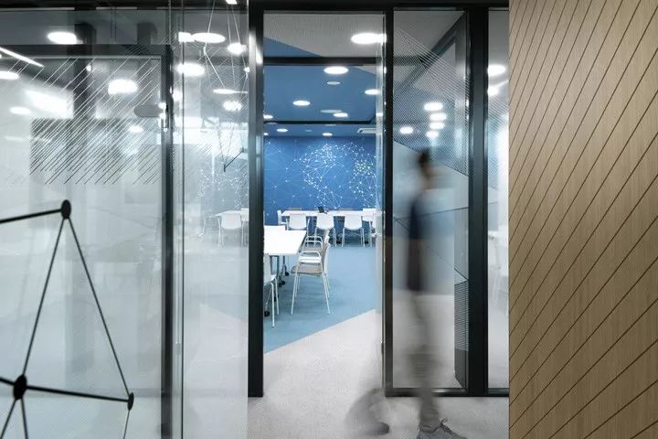 Milestone Systems 索非亚办公室——对称布局中的空间多变性-34