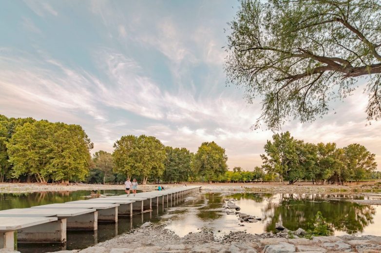 西班牙曼略市无护栏可被淹没的人行桥丨Sau Taller d’Arquitectura-8