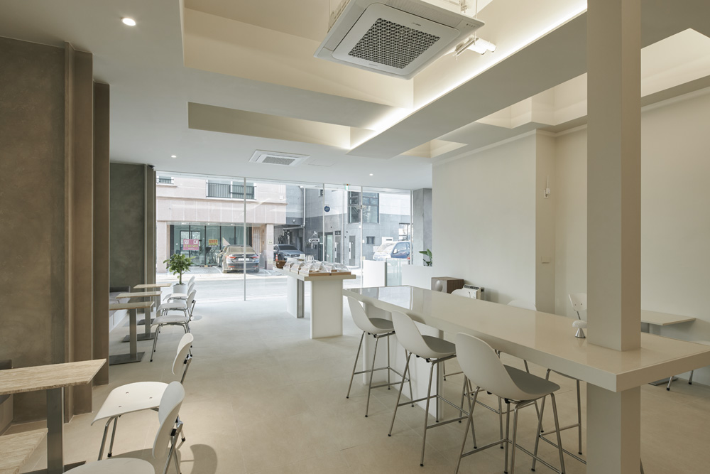 高级白色调的 30 平米现代咖啡厅设计-10