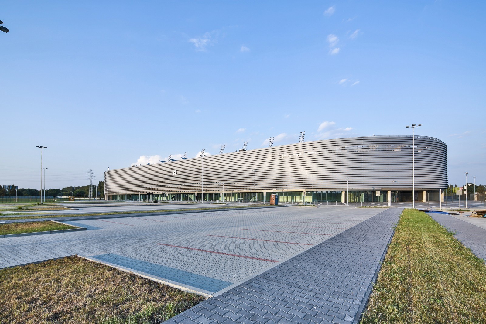 波兰卢布林体育馆,现代功能与视觉冲击的融合-9