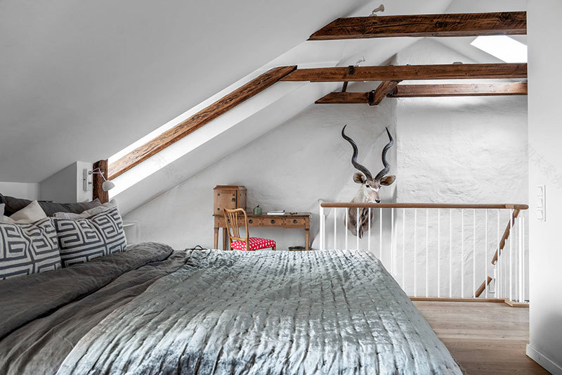 斯德哥尔摩两层公寓,白色调顶层卧室打造宁静空间-17