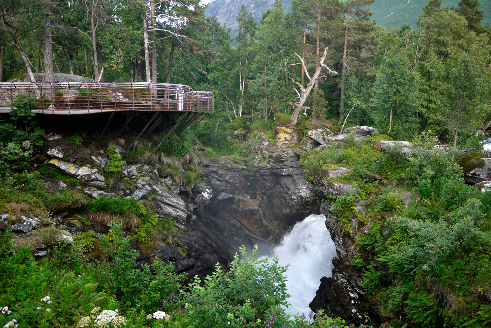 景区悬挑在悬崖上的桥-12
