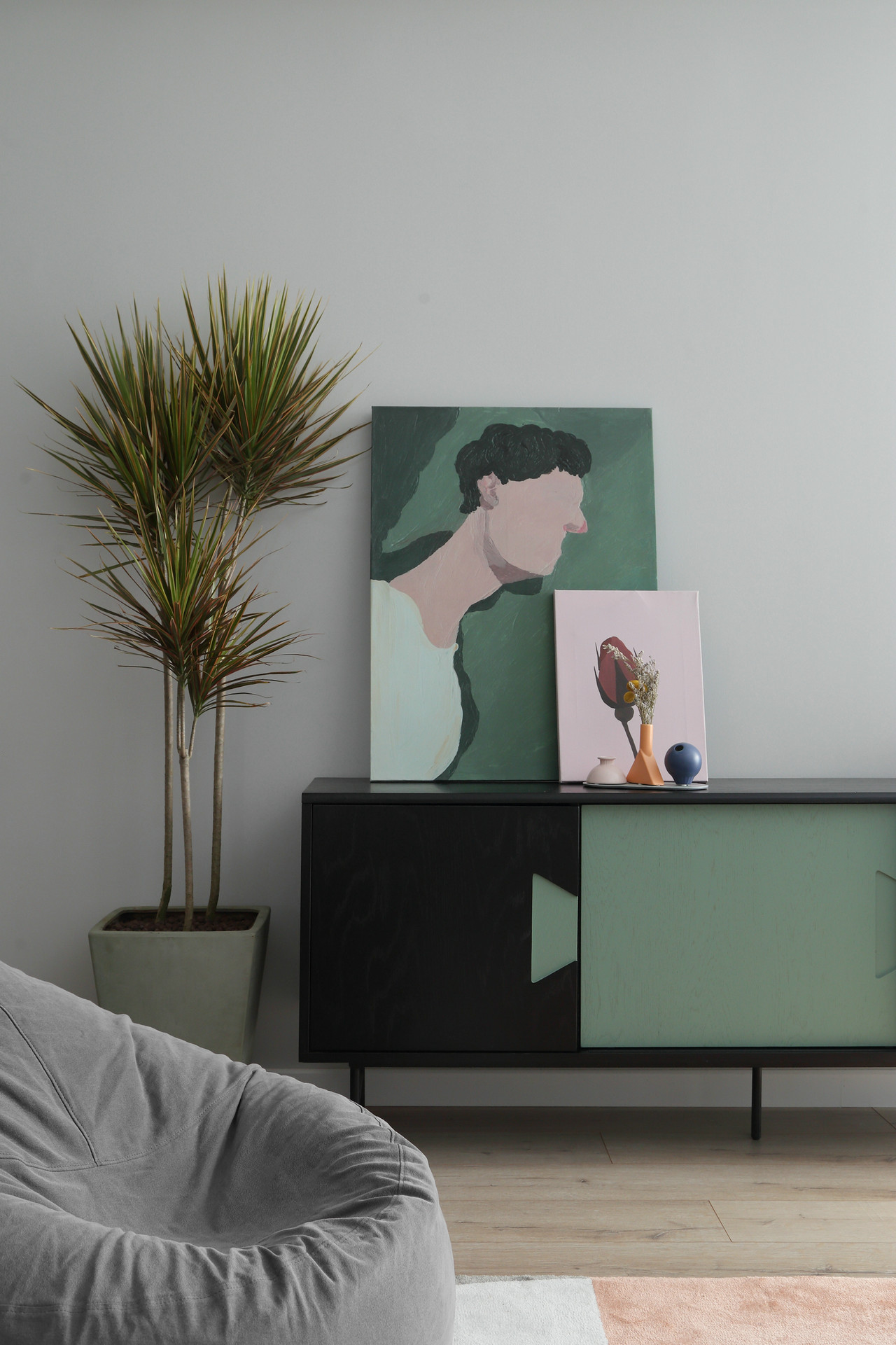 成都 110 平灰色调家居设计，开放式厨房与明亮色彩的完美融合-17