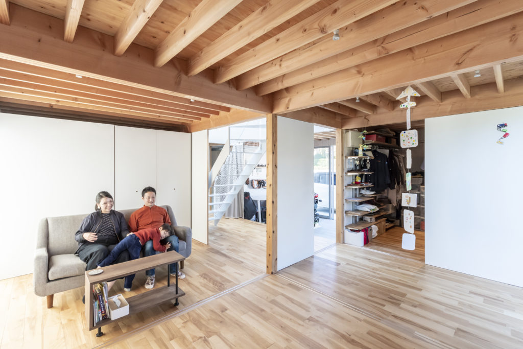 子どもが自由に走り回れる家空が見える階段室をコアにした回遊式空間で暮らす | Architecture | 100%LiFE-11