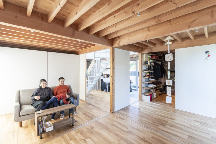 子どもが自由に走り回れる家空が見える階段室をコアにした回遊式空間で暮らす | Architecture | 100%LiFE-11