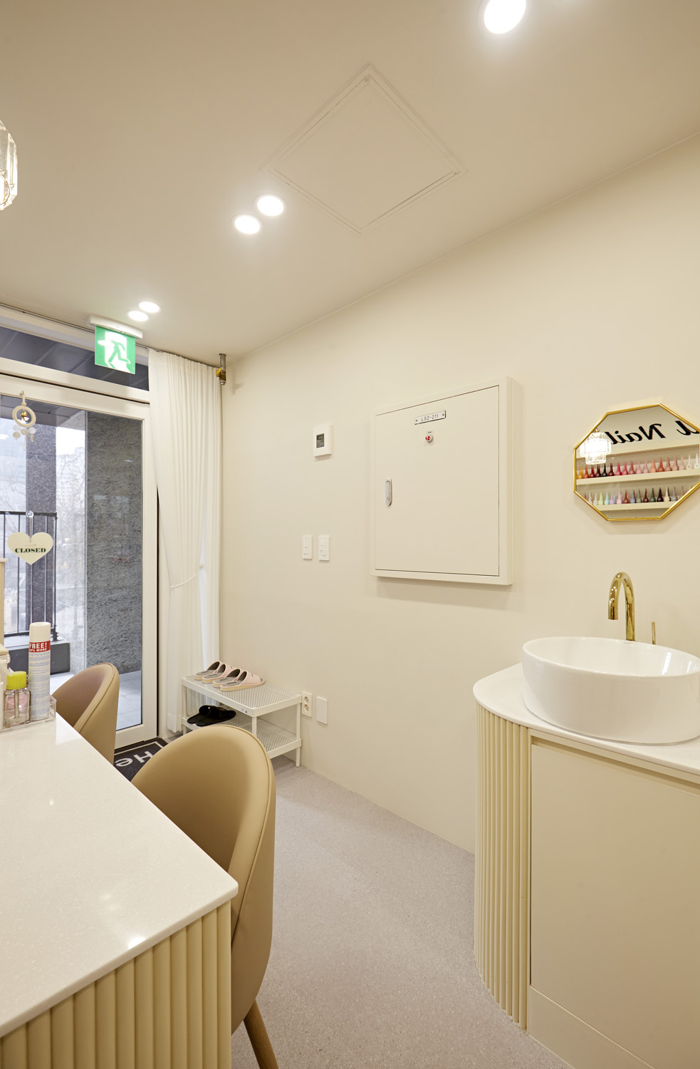 白色简约小型指甲沙龙设计-8