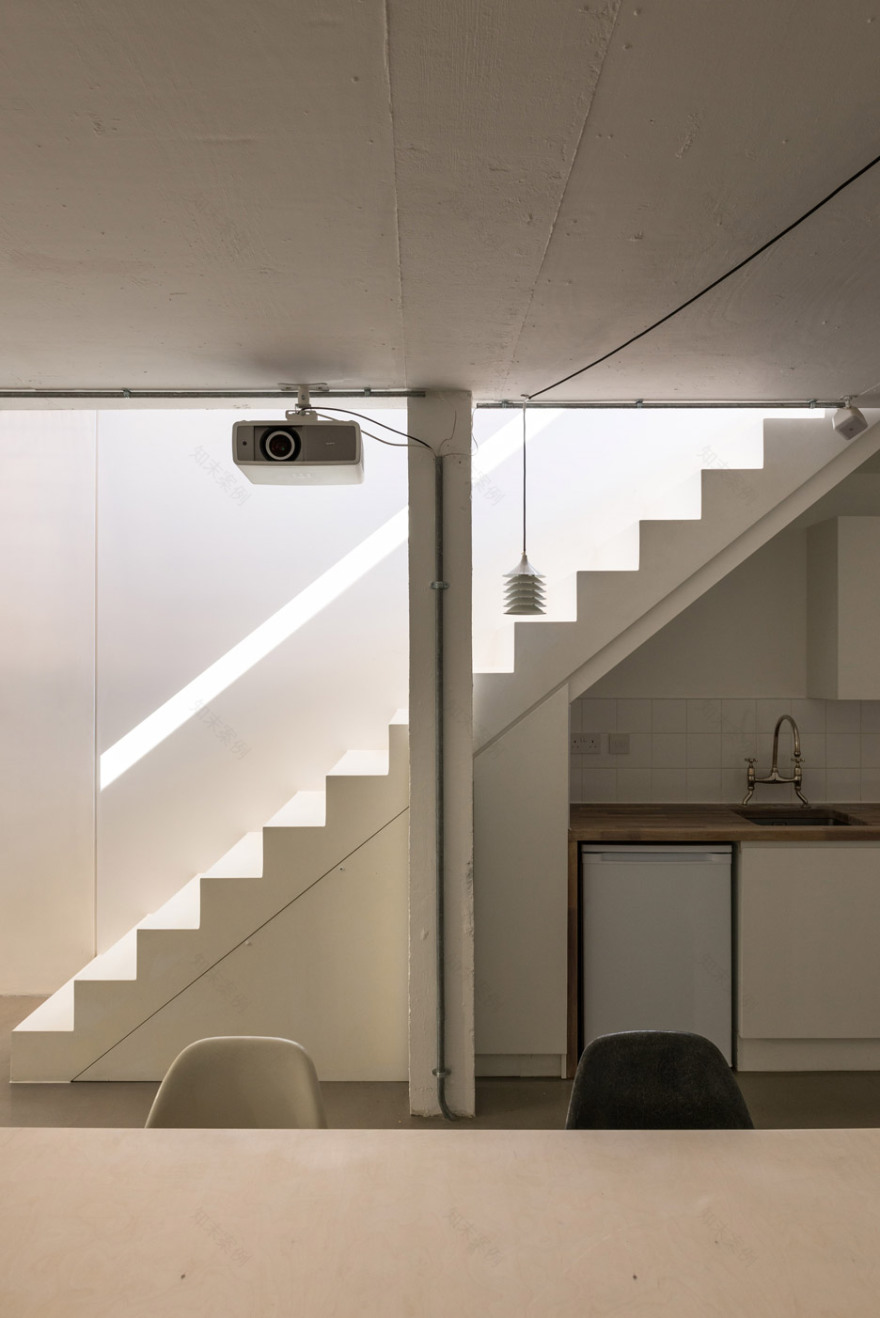 伦敦现代住宅办公室的定制家具与艺术品搭配-18