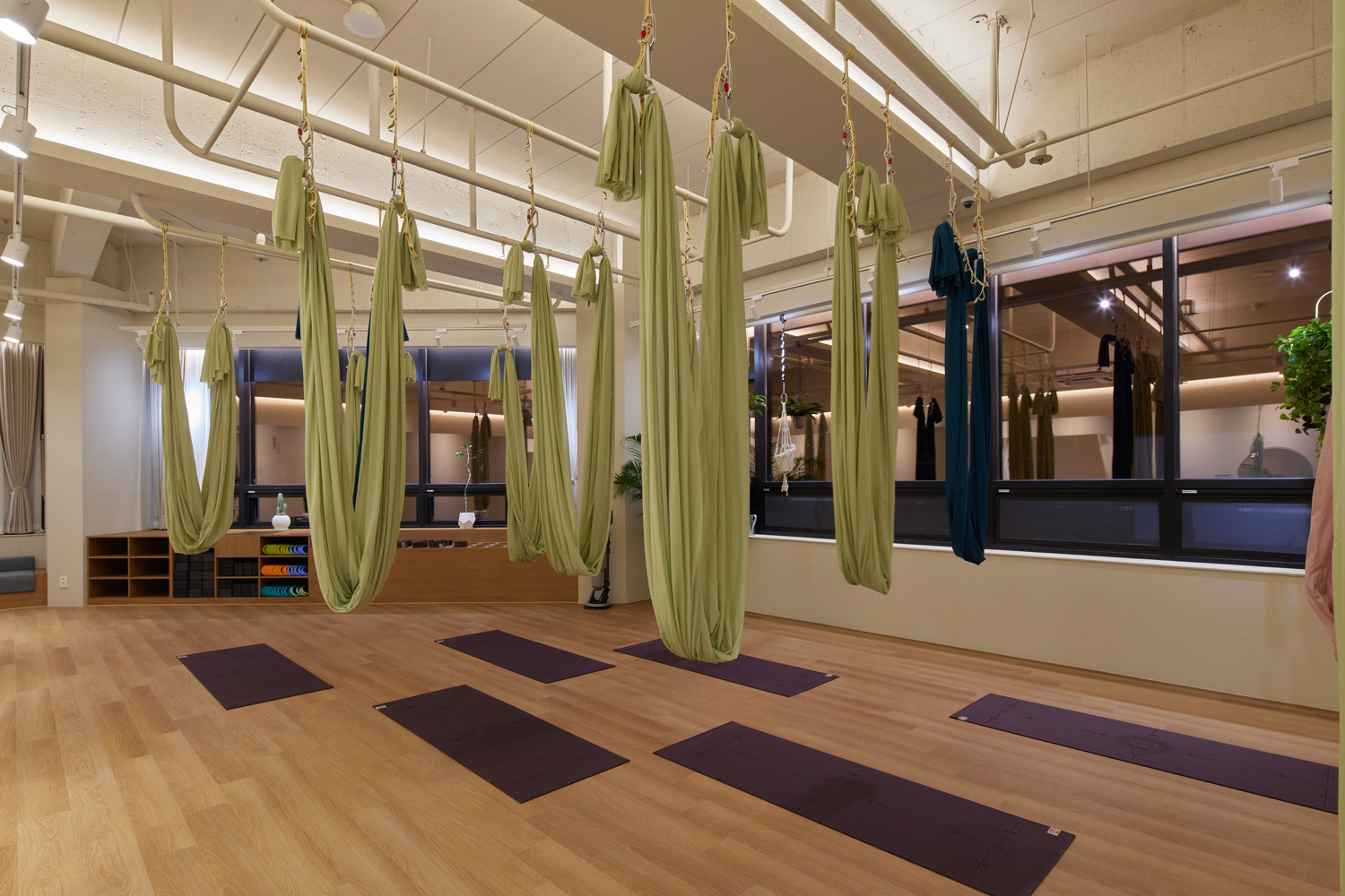 高级白色与木质，30 平米瑜伽中心的精致设计-8