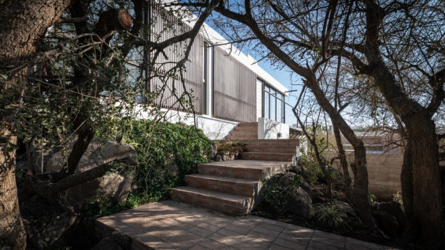 阿根廷山林中的简约住宅设计-19