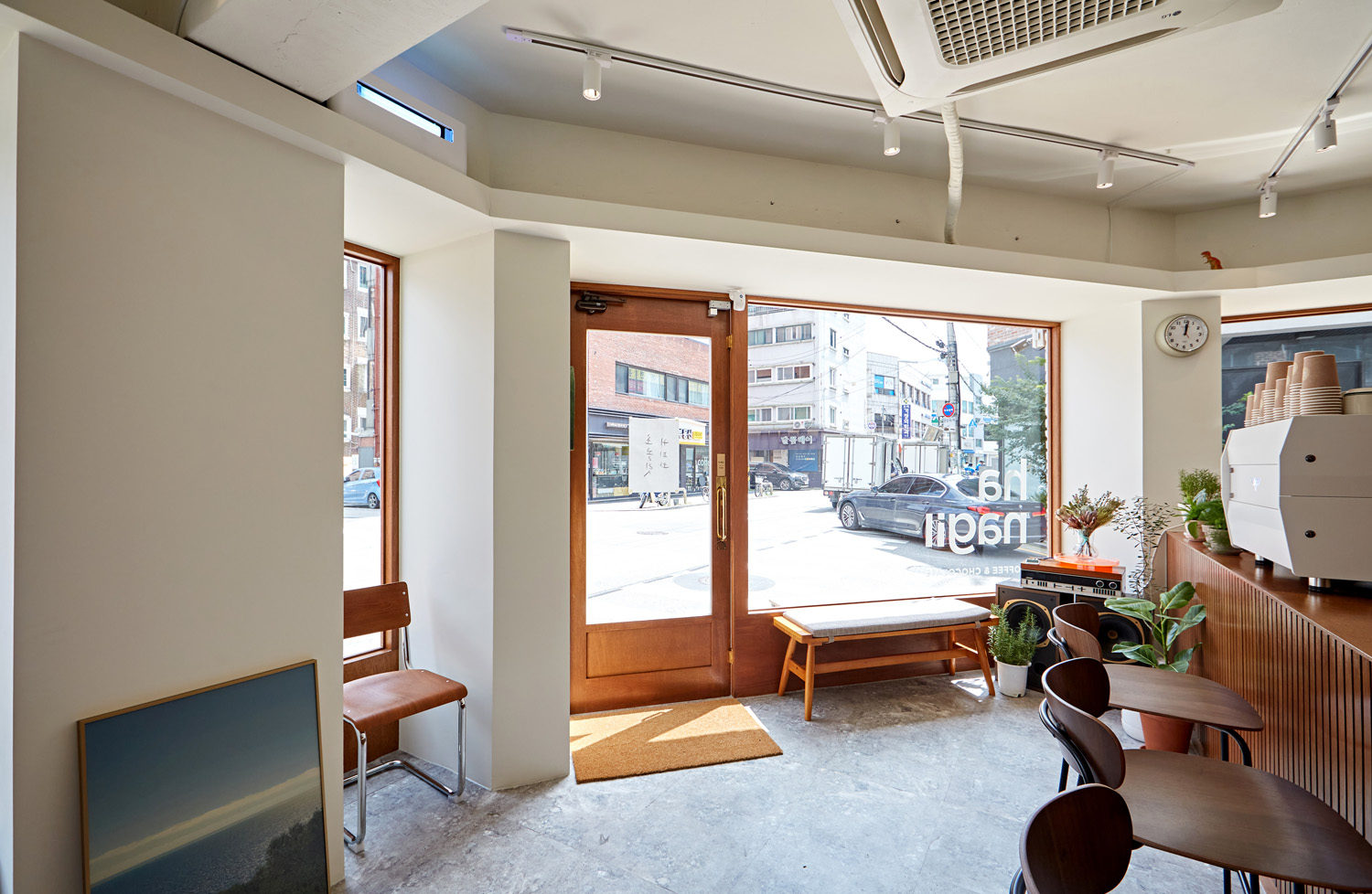 首尔“一巷设计”12 平米白色系个性咖啡厅-9