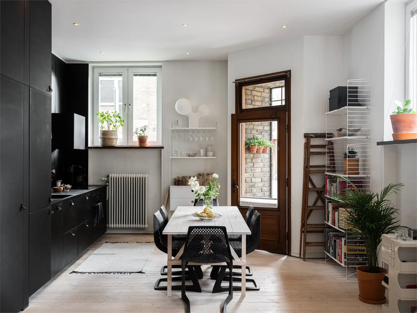 57m2 开放式公寓 | 极简黑厨房设计成为亮点-6