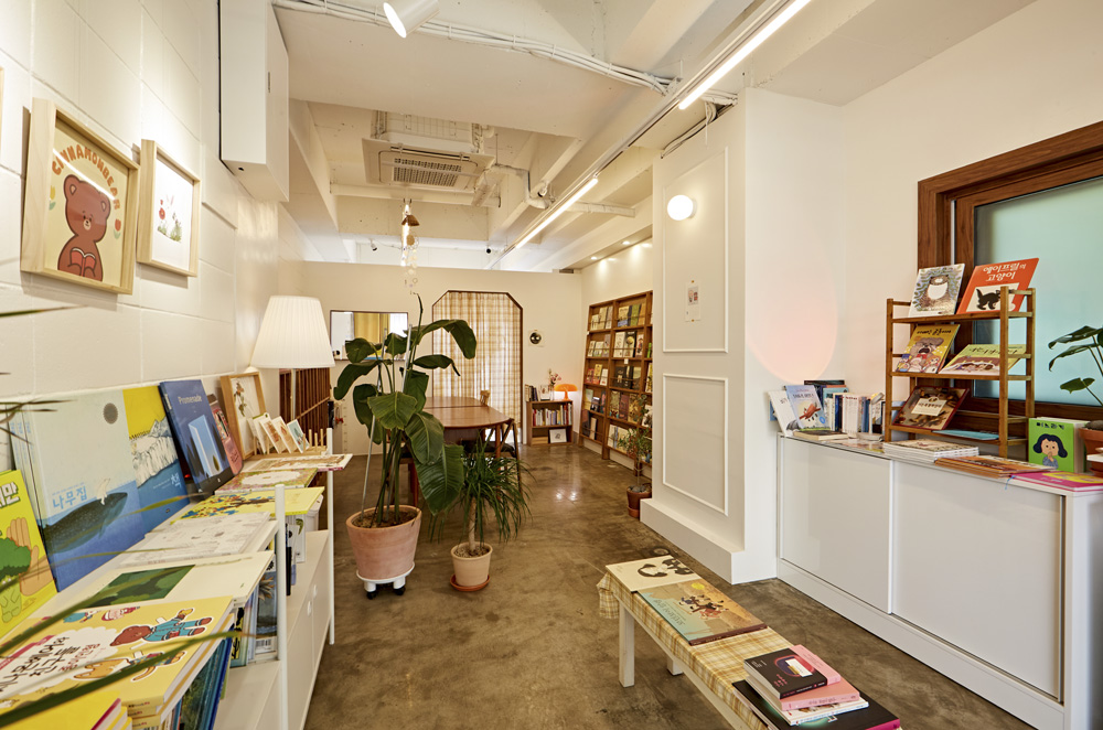 白色与木色交融的极简小书店设计-4