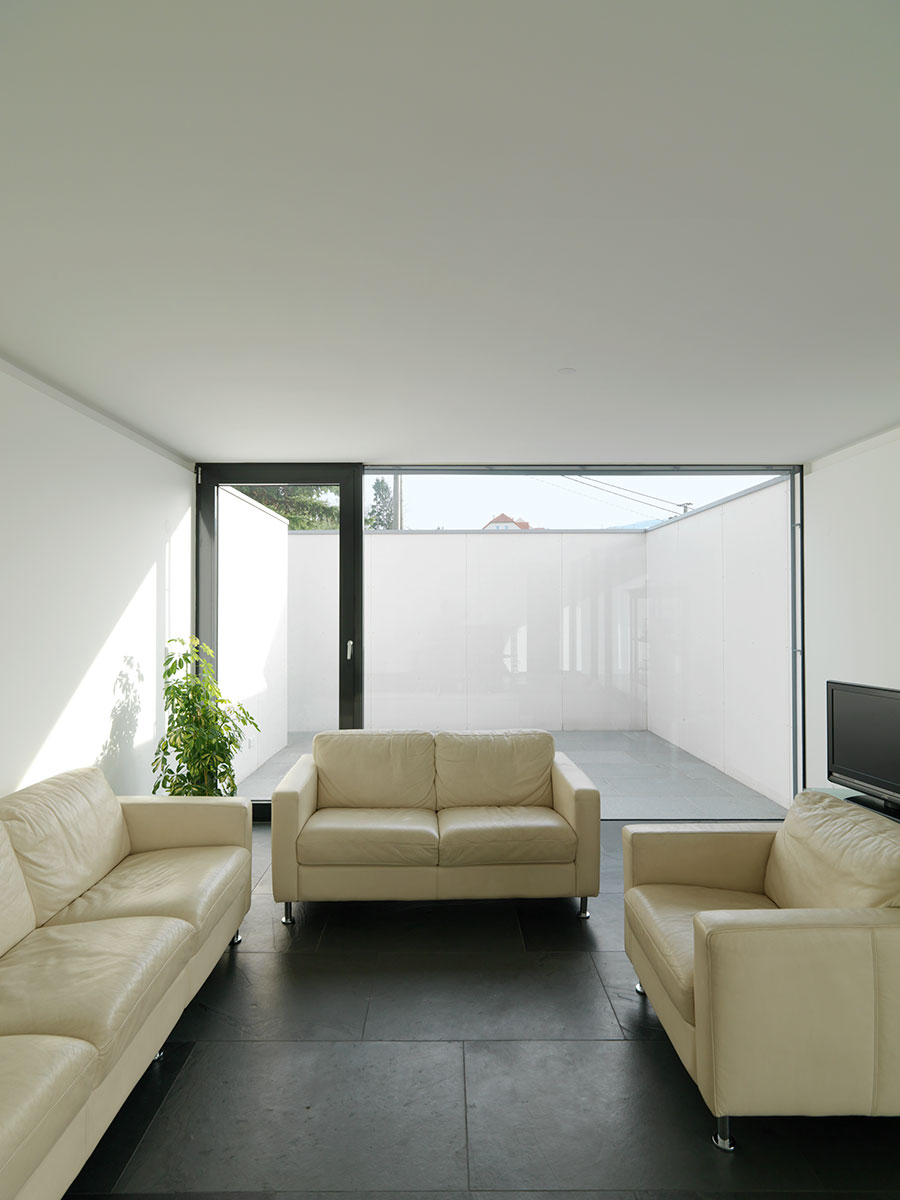 这个表述可能有误，如果是 Schütting Haus ，结合德语语境，Schütting 常指仓库、货栈等， Haus 是房子、宅邸的意思，可翻译为施廷宅邸（考虑到可能是特定建筑名称，音译结合意译） 如果这不是你想要的结果，请检查原文是否准确 -11