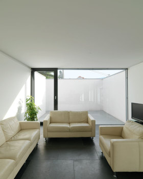 这个表述可能有误,如果是 Schütting Haus ,结合德语语境,Schütting 常指仓库、货栈等, Haus 是房子、宅邸的意思,可翻译为施廷宅邸(考虑到可能是特定建筑名称,音译结合意译) 如果这不是你想要的结果,请检查原文是否准确