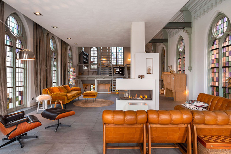 百年教堂变私人住宅，彩色玻璃与圣像的奇幻世界-9