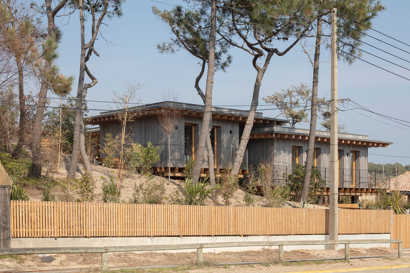 Au Cap Ferret, une maison japonaise minimaliste en bois, avec piscine | AD Magazine-1