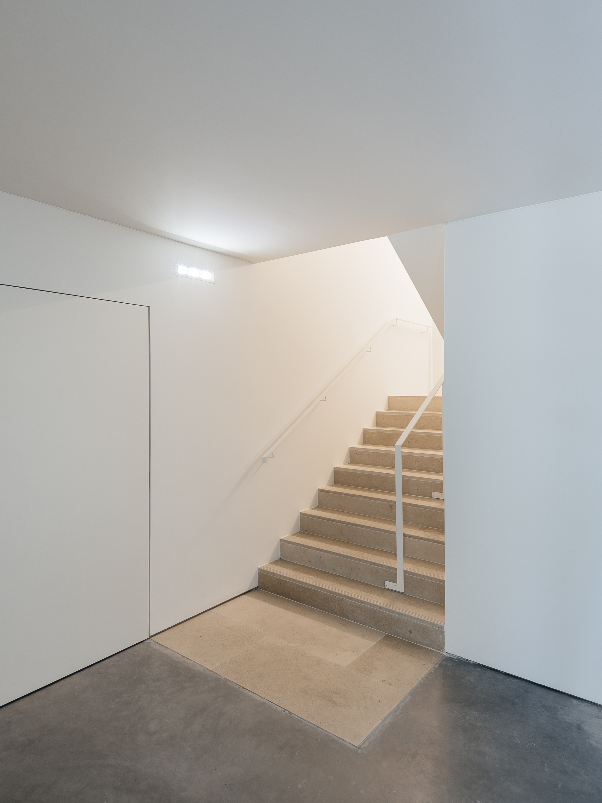 葡萄牙 Plural 药店总部物流中心,古今交融的办公建筑-19