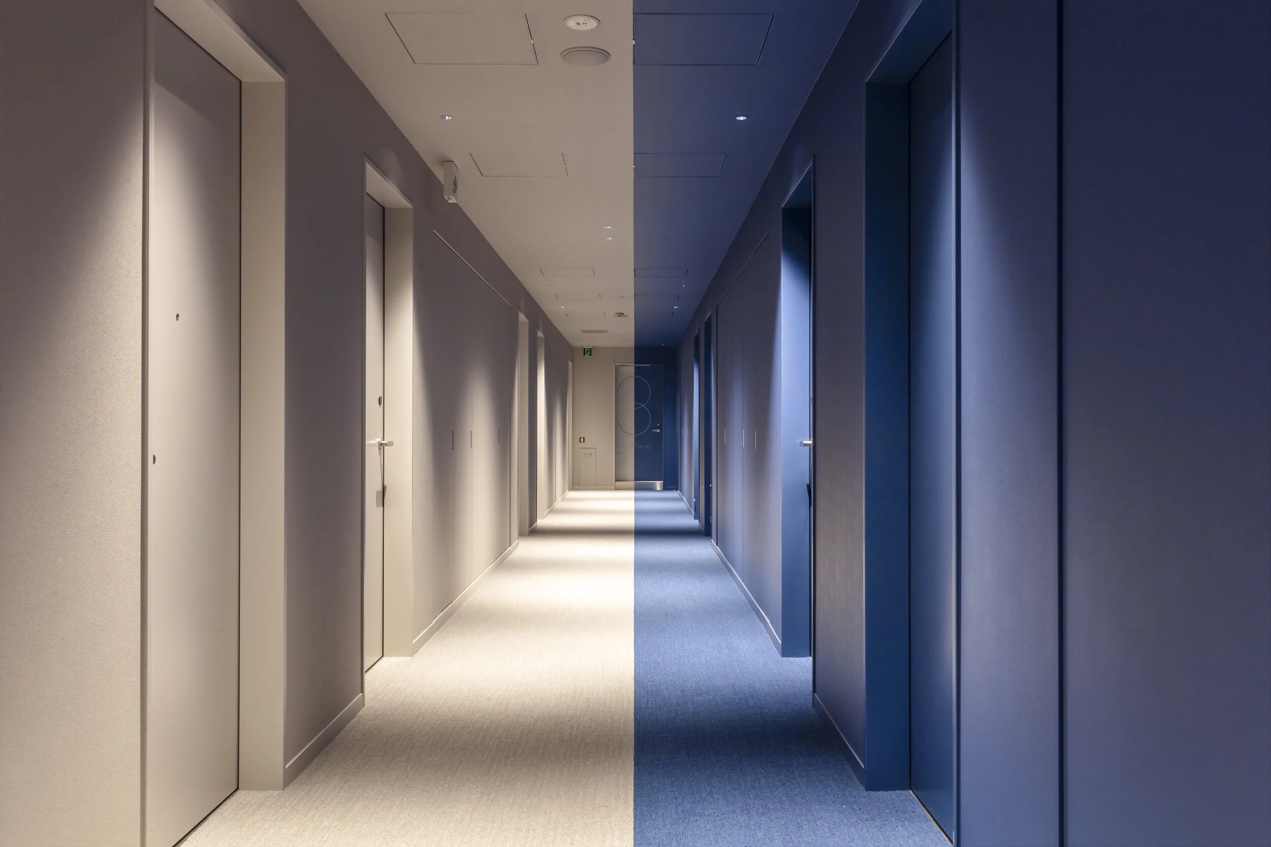 翻身酒店；如果Toggle在此处不为人熟知义项，也可能是意有所指的特定名称，可直译为托格尔酒店 但严格按你需求的唯一性来说，因缺乏语境难以得到百分百准确的答案，若可提供更多原文语境，我将给出更精准翻译 丨日本东京丨Klein Dytham architecture-16