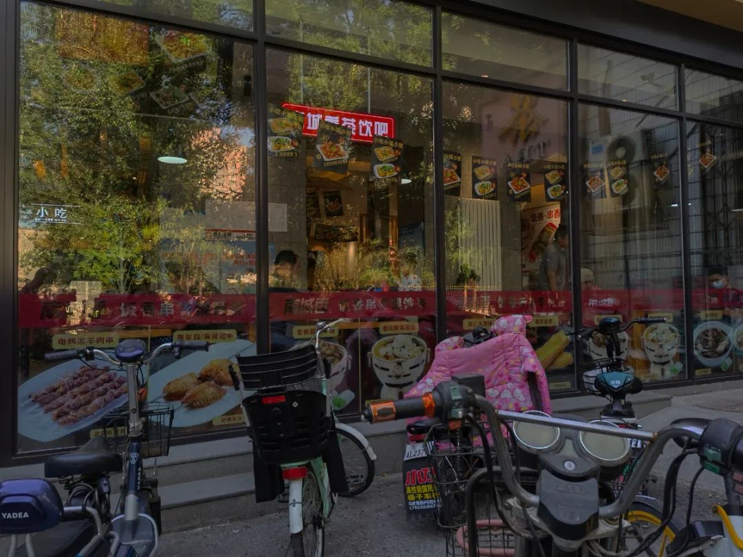 异乡夜色 · 小店的千姿百态丨黄兴国-16