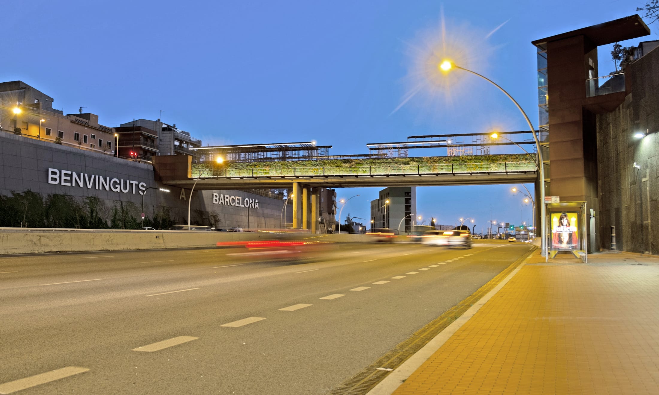 巴塞罗那“新旧三位一体”社区空间-13
